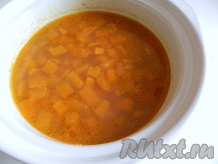 Добавить соль, специи, влить воду, довести до кипения, уменьшить огонь и варить под крышкой до мягкости овощей (около 8-10 минут).
