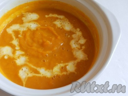 Добавить сливки, прогреть тыквенный суп-пюре, помешивая, на небольшом огне, не доводя до кипения.
