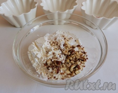 Смешать муку, сахарную пудру, измельченный фундук, молотый мускатный орех.