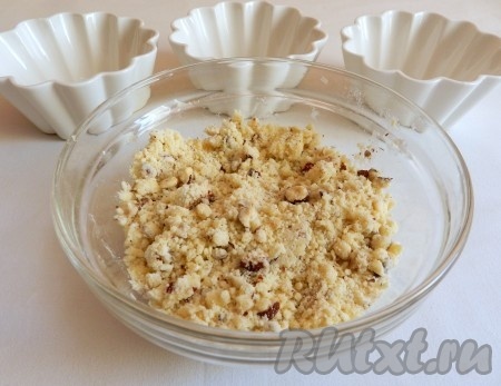 Руками перетереть массу в крошку.