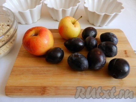 Яблоки и сливы вымыть, очистить от косточек и нарезать небольшими кусочками.