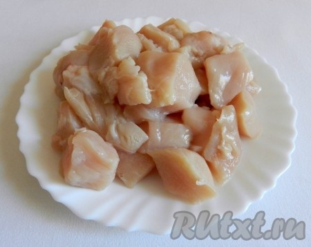 Куриное филе нарезать кусочками.
