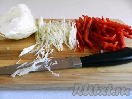 Болгарский перец, очищенный от семян и плодоножки, нарезать соломкой. Капусту тонко нашинковать.

