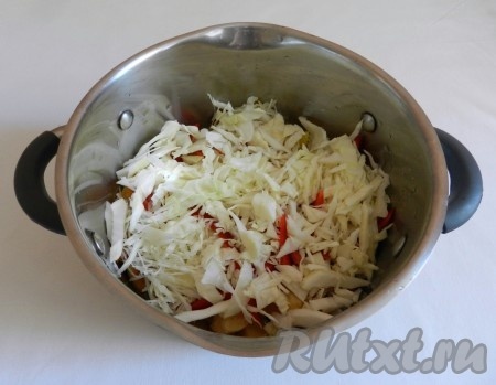 Когда картошка станет достаточно мягкой, добавить в кастрюлю сладкий перец и капусту, влить немного воды, чтобы овощи были только покрыты ею, дать закипеть. Уменьшить огонь и варить ещё минут 15.
