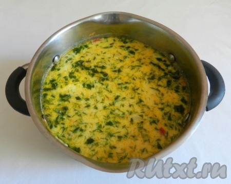 Влить молоко, добавить в щи из свежей капусты с курицей мелко нарезанный укроп, измельчённый зубчик чеснока и ещё раз довести до кипения, но не кипятить. Убрать молочные щи с огня.
