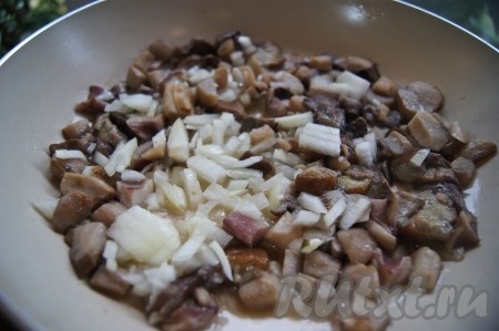 Отбитые бедрышки посолите, поперчите и оставьте пока будете готовить начинку. Грибы обжарьте с рубленным луком на сливочном масле до готовности (лук должен быть прозрачным или золотистым). 