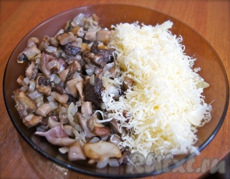 Грибы с луком слегка остудите, сыр натрите и добавьте к грибам, посолите, поперчите по вкусу (я перчу только мясо, грибы лучше только подсаливать), перемешайте, начинка для куриных зраз готова.