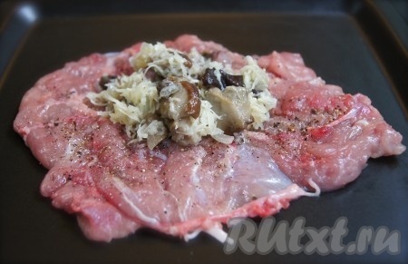 На отбитые бедрышки положите начинку из грибов, лука, сыра. 