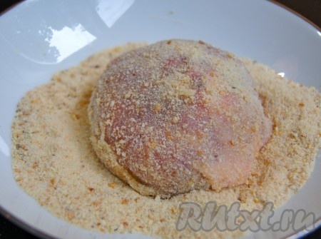 Заверните зразу (если отбили не достаточно тонко, то закрепите шпажкой, потом ее извлечете). Окуните каждую куриную зразу во взбитое яйцо, затем в панировочные сухари.