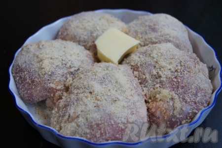 Уложите зразы швом вниз в огнеупорную посуду, положите кусочек сливочного масла (можно на каждую зразу или так, как я, в центр) и отправьте в разогретую духовку на 30-40 минут при температуре 200 градусов. 