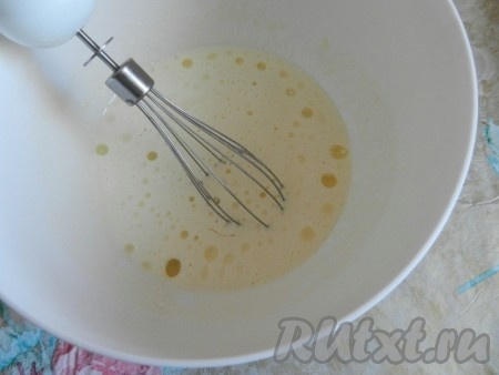 Яйца взбить с сахаром, ванильным сахаром и солью, добавить масло и снова взбить.