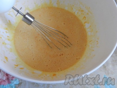 Приготовить тыквенное пюре, как в рецепте тыквенных кексов, добавить к взбитым яйцам, тщательно перемешать до однородности.