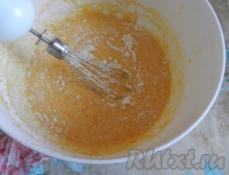 Муку смешать с разрыхлителем и добавить в тесто, взбить все вместе в однородную густую массу.