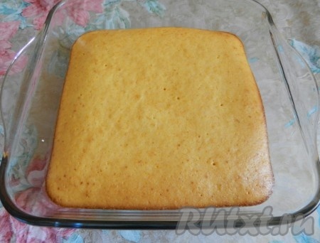 Тесто разделить на две части. Одну часть вылить в смазанную растительным маслом форму для выпечки и испечь корж, как на фото, при температуре 180 градусов в течение 25-30 минут.
