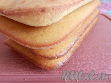 Чтобы торт из тыквы был повыше, разрезать коржи пополам и подровнять края.
