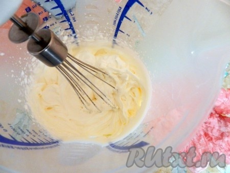 Охлажденные сливки взбить с сахарной пудрой в густую массу.