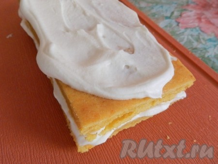 Коржи промазывать взбитыми сливками и складывать друг на друга.