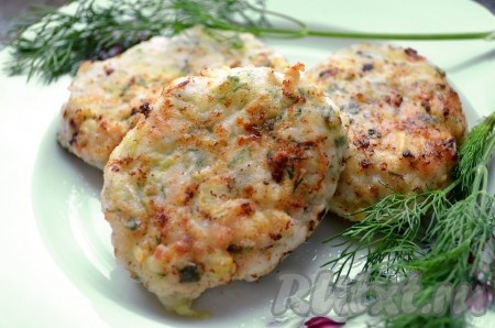 Котлеты из куриной грудки с кабачком на сковороде
