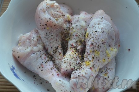 Посыпать куриное мясо солью, специями, перемешать.
