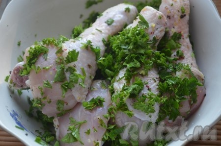 Петрушку мелко нарезать, добавить к куриным голеням, перемешать. Оставить мариноваться, примерно, на 1 час.
