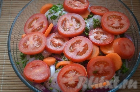 Помидоры нарезать крупно, разложить поверх куриных голеней.
