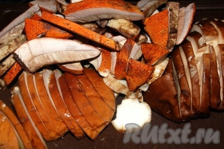 Очищенные грибы нарезать.