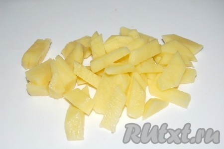Картофель также нарезать небольшими кусочками.