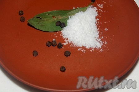 Приготовить лавровый лист, соль, черный перец горошком.