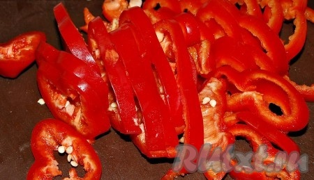 Сладкий перец нарезать кольцами.