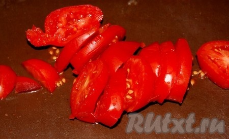 Помидоры нарезать кольцами.