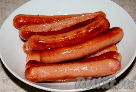 Обжаренные сосиски выложить на тарелку и отложить в сторону.