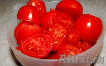 Помидоры вымыть, обсушить и нарезать небольшими кусочками.