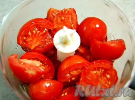Пропустить помидоры через блендер до состояния пюре.