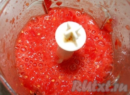 Пропустить помидоры через блендер до состояния пюре.