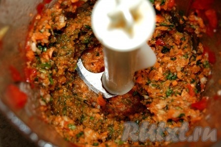 Морковь, яблоки, зелень и чеснок пропустить через блендер до состояния пюре.