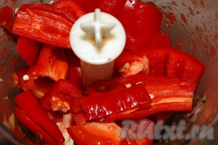 Пропустить перцы через блендер до состояния пюре.