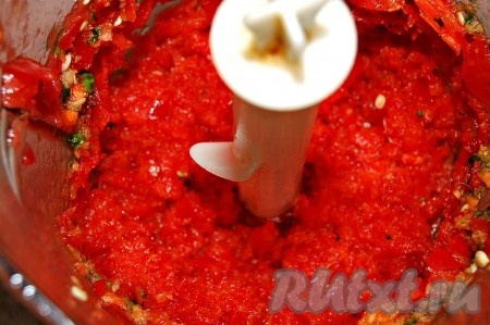 Пропустить перцы через блендер до состояния пюре.