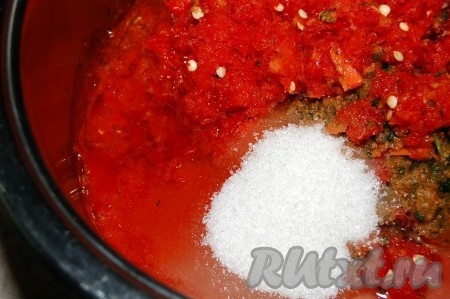 Добавить растительное масло, уксус, сахар.

