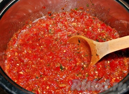 Перемешать, посолить по вкусу, поставить вариться. Довести до кипения и варить аджику 20 минут.