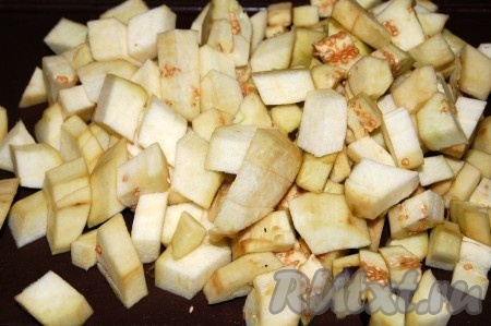 Очищенные баклажаны нарезать небольшими кубиками.