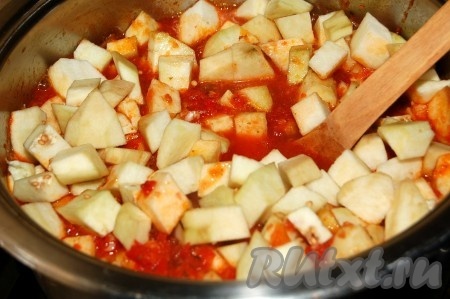 Нарезанные баклажаны опустить в кастрюлю к овощам. Довести баклажаны в аджике до кипения и варить 20 минут.