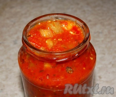 Наполнить банки горячей смесью, закрыть крышками, перевернуть, и когда остынут, перенести в прохладное место.