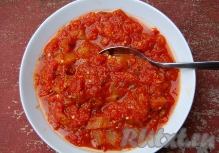 Что не поместится в банки, можно переложить в тарелку и начинать снимать пробу. Рекомендуется употреблять баклажаны в аджике в холодном виде, намного вкуснее.