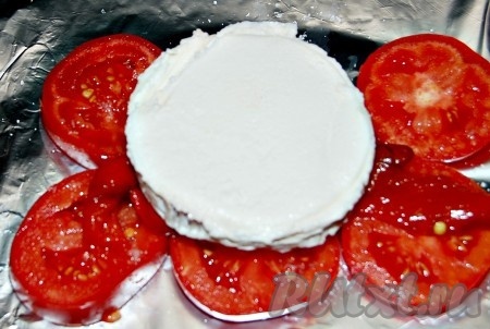 На помидоры с перцем положить сыр.