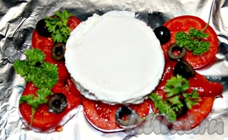 Добавить нарезанные оливки и зелень.