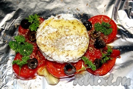 Посыпать специями и сбрызнуть оливковым маслом.