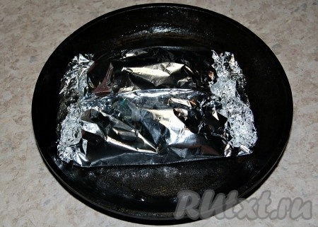 Закрыть фольгу герметично со всех сторон и разместить ее на сковороде.