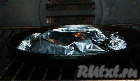 Отправить сковороду с пакетом в заранее нагретую до 200 градусов духовку на 12 минут.