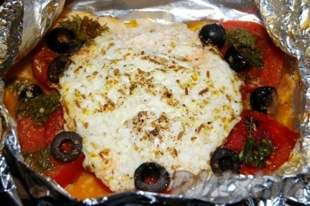 Затем вытащить сковороду из духовки, развернуть пакет из фольги с запеченным сыром.