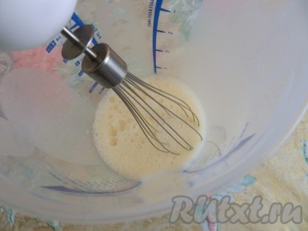 Яйца взбить со щепоткой соли.